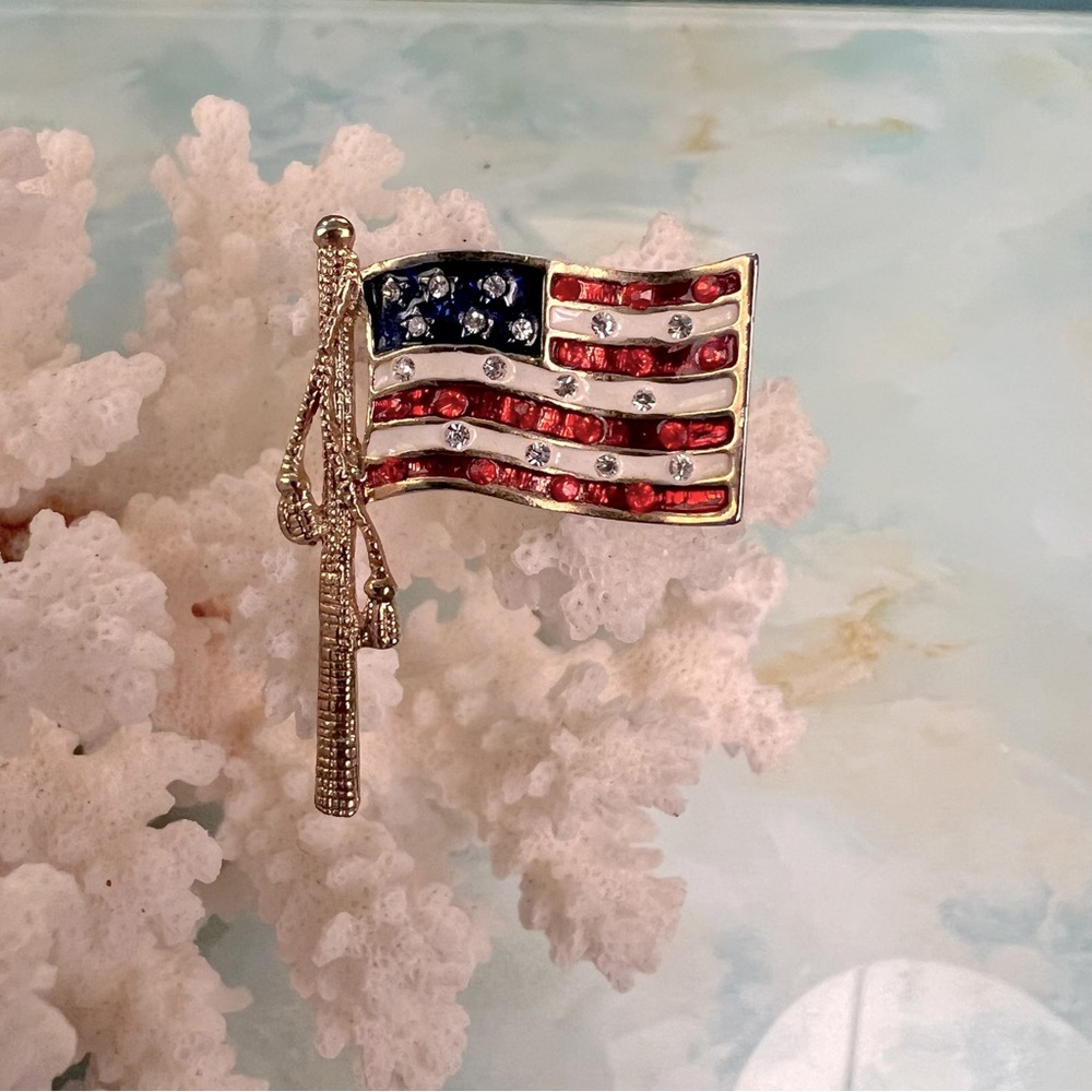 Vintage Rhinestone and Enamel US Flag Lapel Pin / Tie Tack